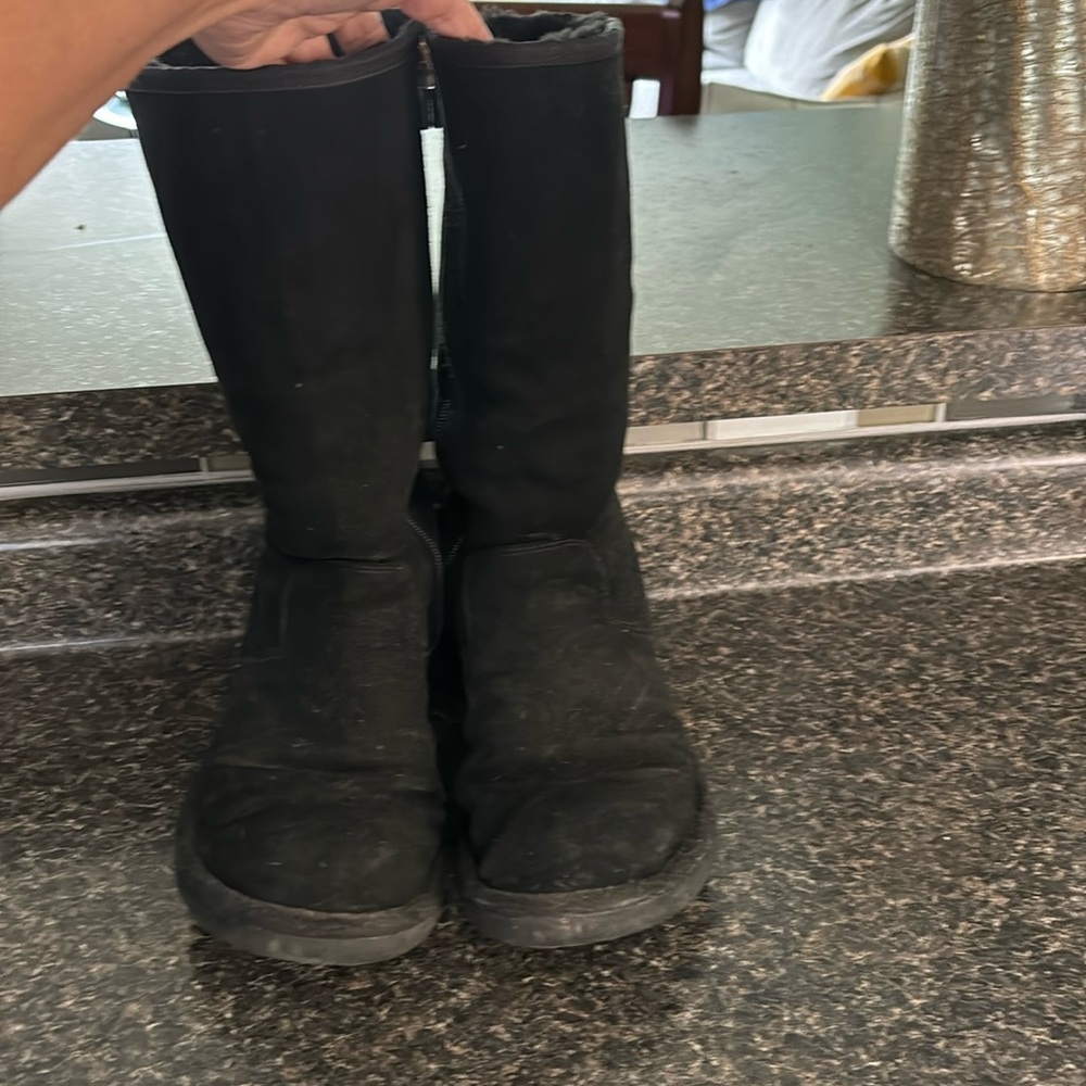 Size 7 tall zip up Ugg winter boots! Classic style.